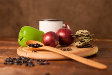 Yeşil kırmızı biber, soğan ve tahıllar