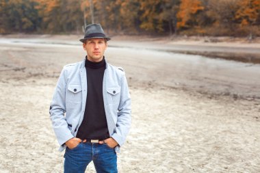 adam Nehri yakınında