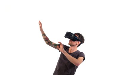 Sanal gerçeklik gözlüklü adam