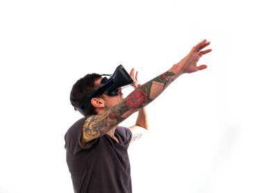 Sanal gerçeklik gözlüklü adam