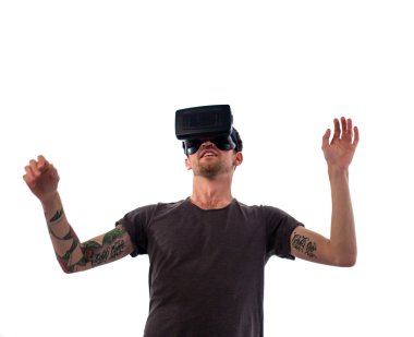 Sanal gerçeklik gözlüklü adam