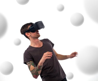 Sanal gerçeklik kulaklık erkekte