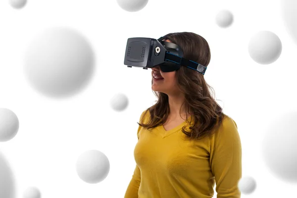 Mujer en auriculares de realidad virtual — Foto de Stock