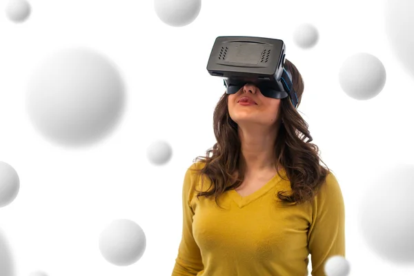 Vrouw in virtual reality headset — Stockfoto