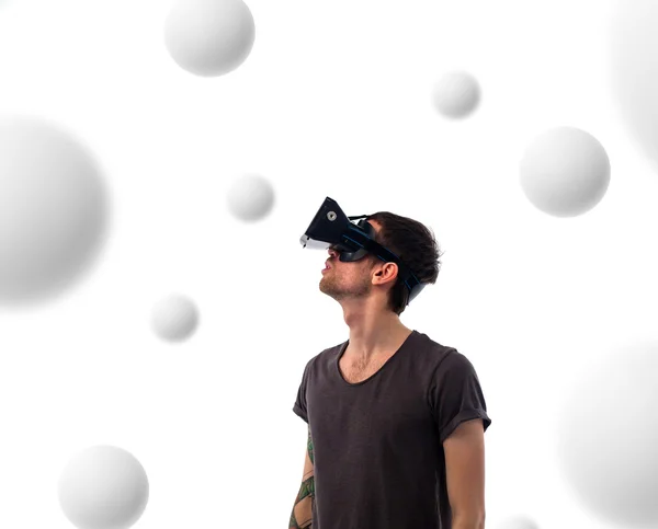Hombre en auriculares de realidad virtual —  Fotos de Stock