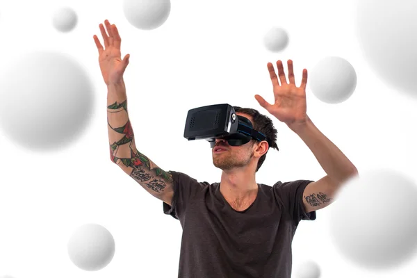 Hombre en auriculares de realidad virtual —  Fotos de Stock