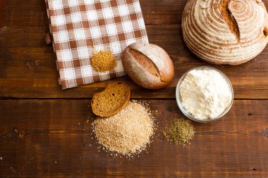 Ahşap masa üzerinde kahverengi ekmek