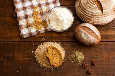 Ahşap masa üzerinde kahverengi ekmek