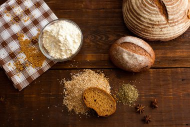 Ahşap masa üzerinde kahverengi ekmek