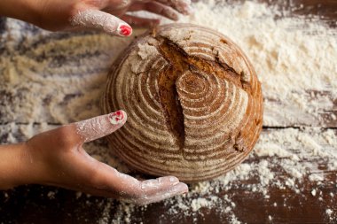 Kahverengi ekmek elinde