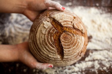 Kahverengi ekmek elinde