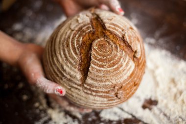 Kahverengi ekmek elinde