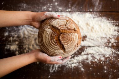 Kahverengi ekmek elinde