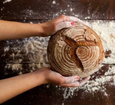 Kahverengi ekmek elinde