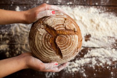 Kahverengi ekmek elinde