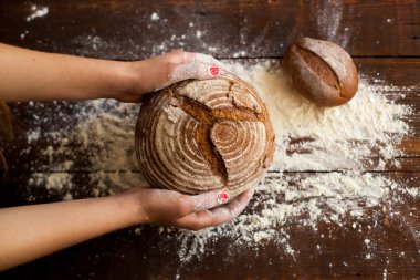 Kahverengi ekmek elinde