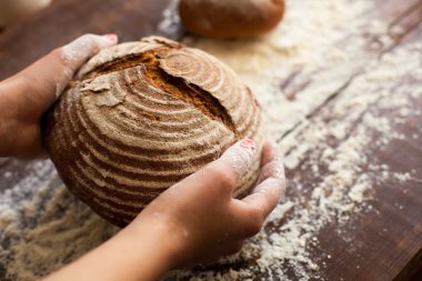 Kahverengi ekmek elinde