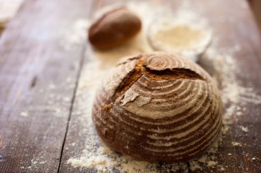 Masanın üzerinde kahverengi ekmek