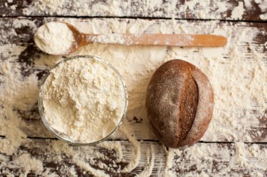 Masada ekmek ve un var.