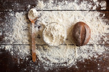 Masada ekmek ve un var.