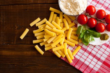 Tahta masada makarna.