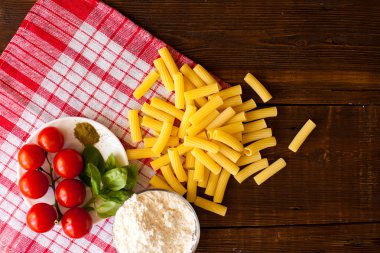 Tahta masada makarna.