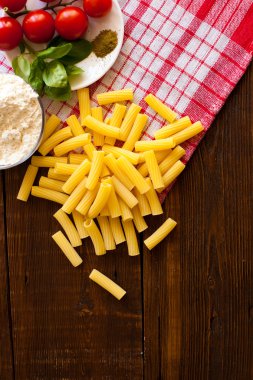 Tahta masada makarna.