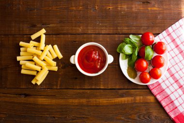 Makarna, kiraz domates ve sos