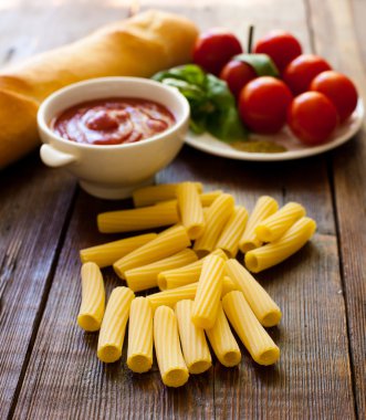 Makarna, kiraz domates ve sos