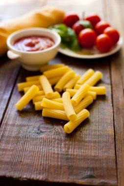 Makarna, kiraz domates ve sos