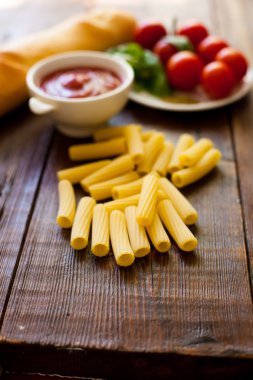 Makarna, kiraz domates ve sos