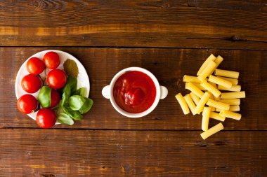 Makarna, kiraz domates ve sos