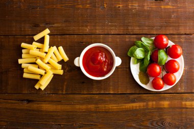 Makarna, kiraz domates ve sos