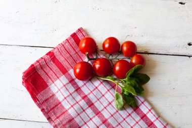 Kiraz domates ve fesleğen masada