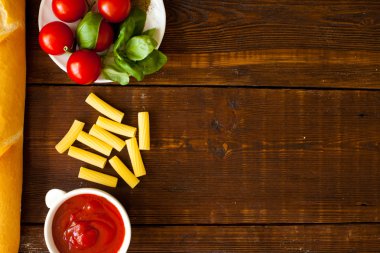 Makarna, kiraz domates ve sos