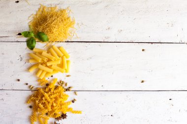 Farklı ham türde makarna ve fesleğen