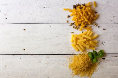 Farklı ham türde makarna ve fesleğen