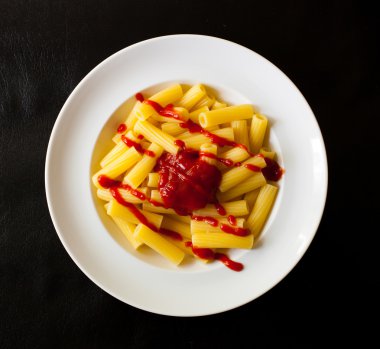 Makarna yemek plaka üzerinde