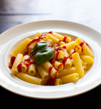 Makarna yemek plaka üzerinde