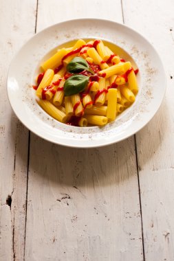 Makarna yemek plaka üzerinde