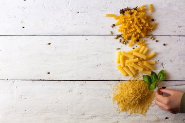 Farklı ham türde makarna ve fesleğen