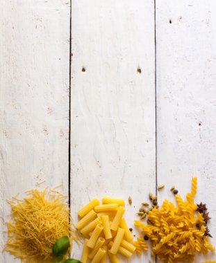 Farklı ham türde makarna ve fesleğen