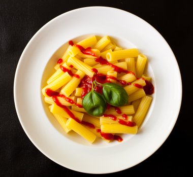 Makarna yemek plaka üzerinde