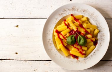 Makarna yemek plaka üzerinde