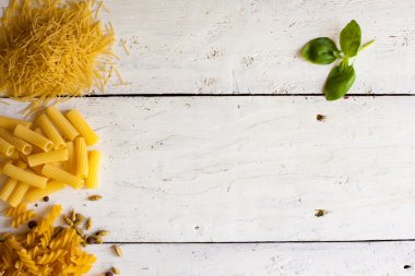 Farklı ham türde makarna ve fesleğen