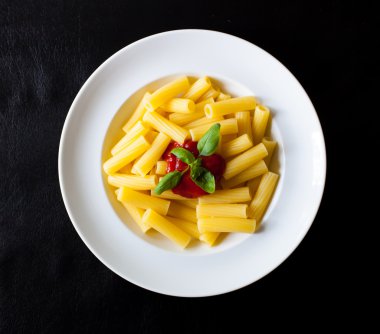 Makarna yemek plaka üzerinde