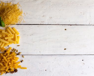 Farklı ham türde makarna ve fesleğen