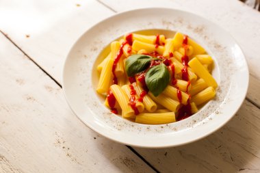 Makarna yemek plaka üzerinde