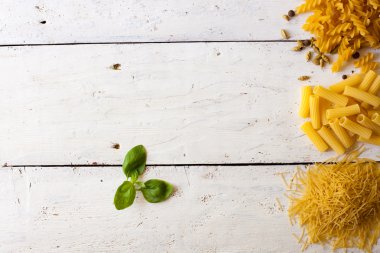 Farklı ham türde makarna ve fesleğen