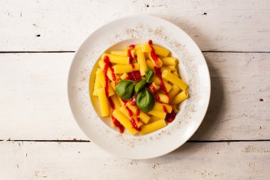 Makarna yemek plaka üzerinde